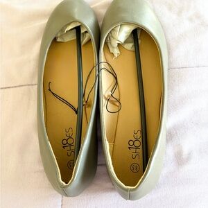 Stylish Gray Ballet Flats
